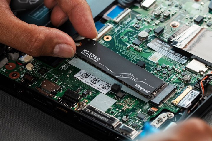 Installing a Kingston SSD.