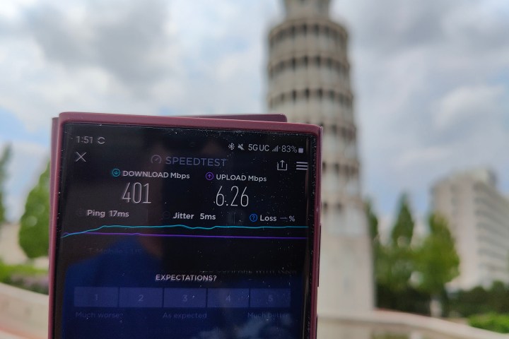 alt: Speedtest results displayed on a Samsung Galaxy S22 Ultra.