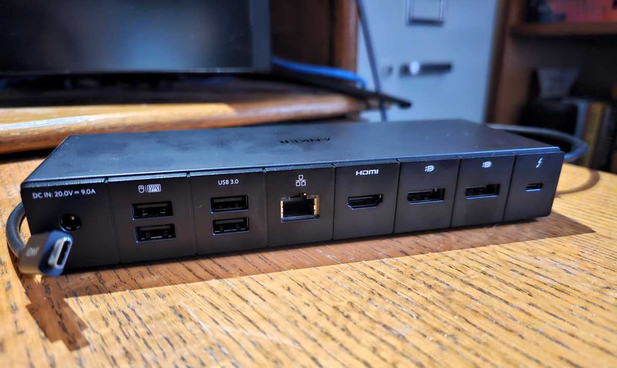 Anker 778 back Thunderbolt 4 dock