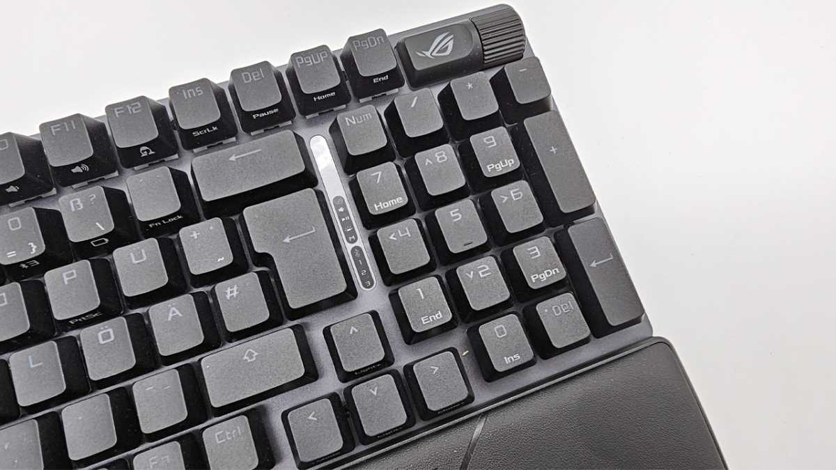 alt text: The 96% layout of the Asus ROG Strix Scope II 96 Wireless keyboard showcasing the placement of the numeric keypad and arrow keys.