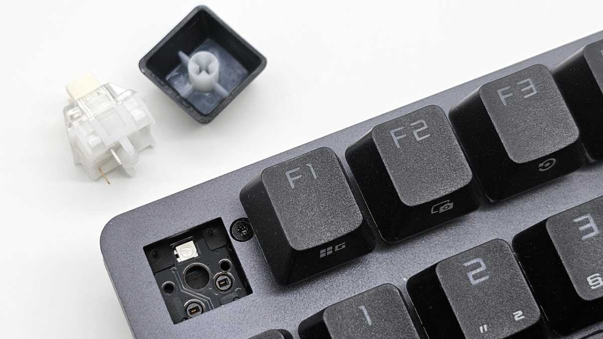 alt text: Image showcasing the hot-swappable sockets on the Asus ROG Strix Scope II 96 Wireless keyboard, compatible with both 3-pin and 5-pin switches.