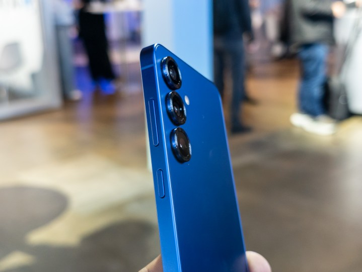 A side-on view of the Galaxy S25 navy in the hand