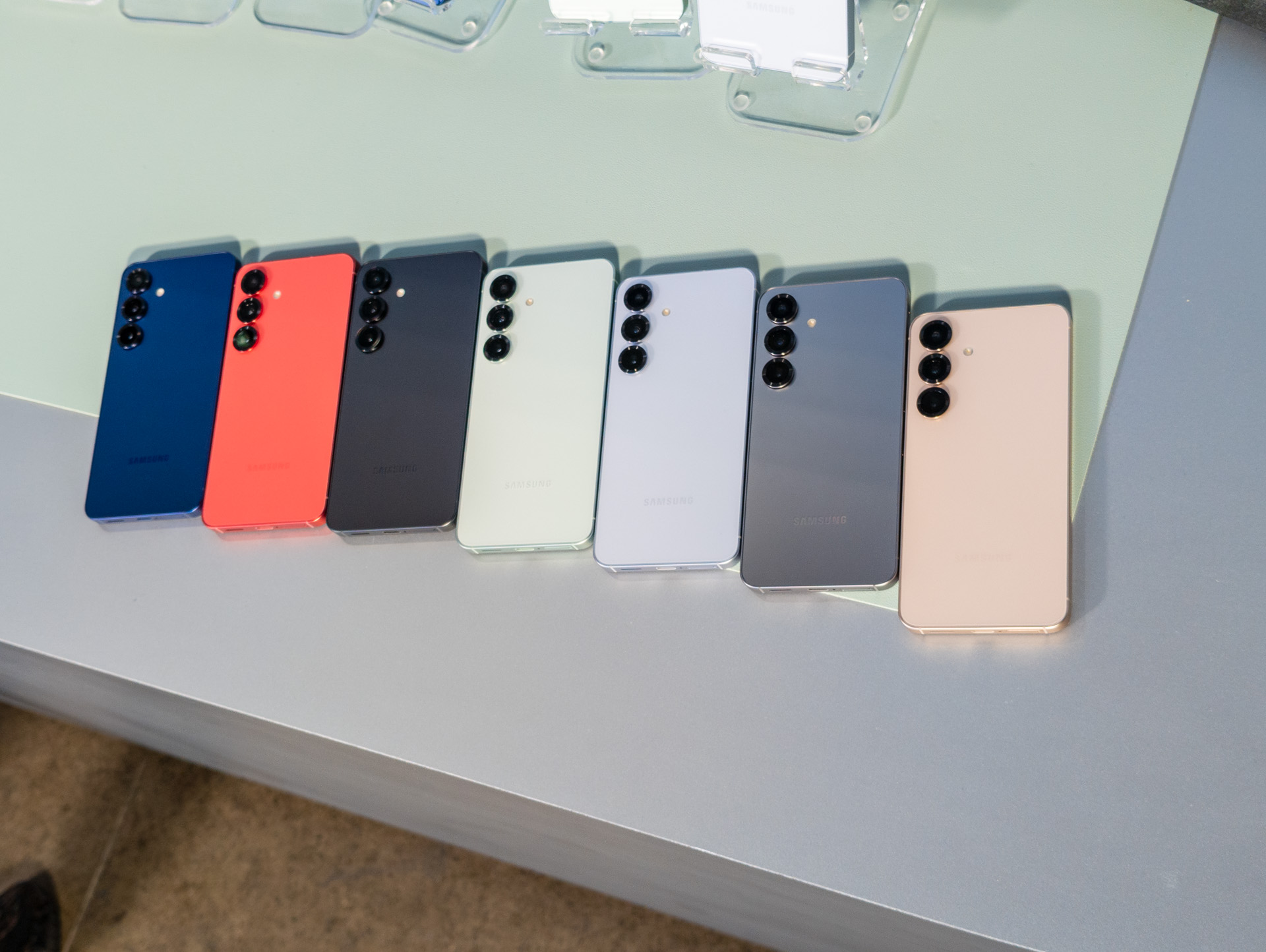 Samsung Galaxy S25 color options.