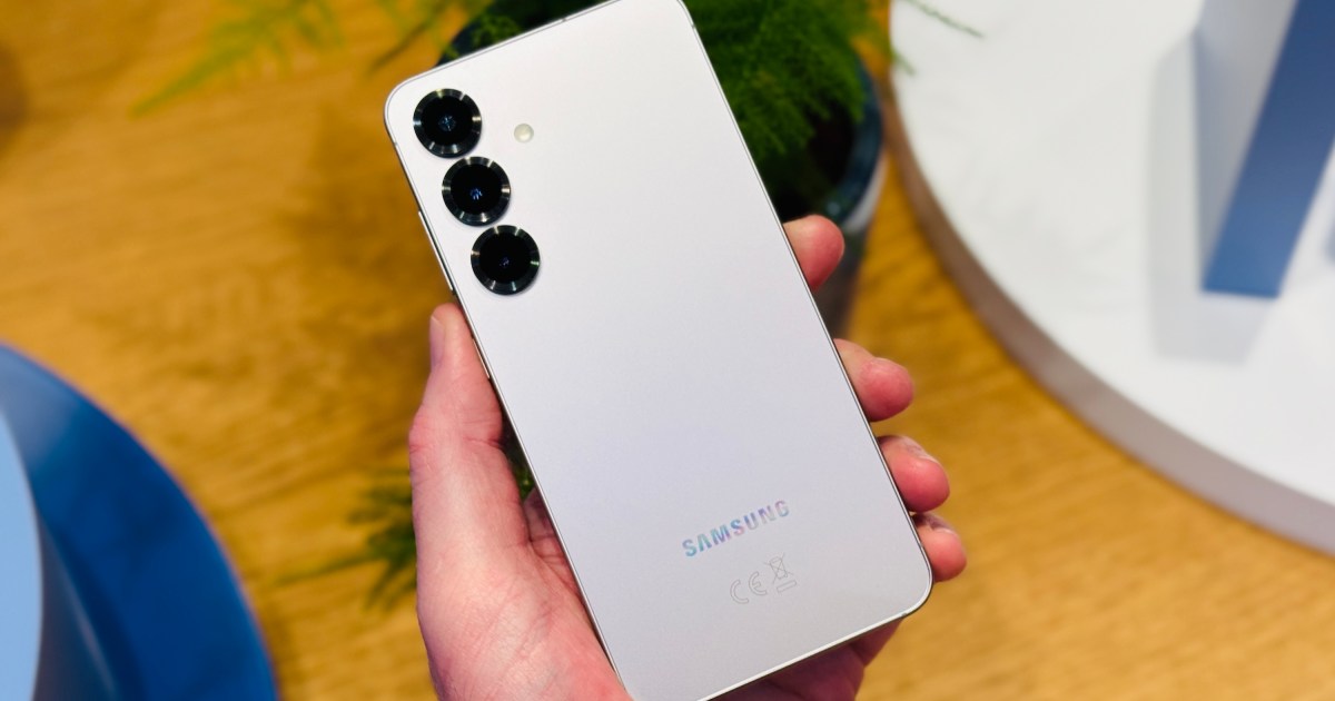 Does the Samsung Galaxy S25 Series Include a Charger?