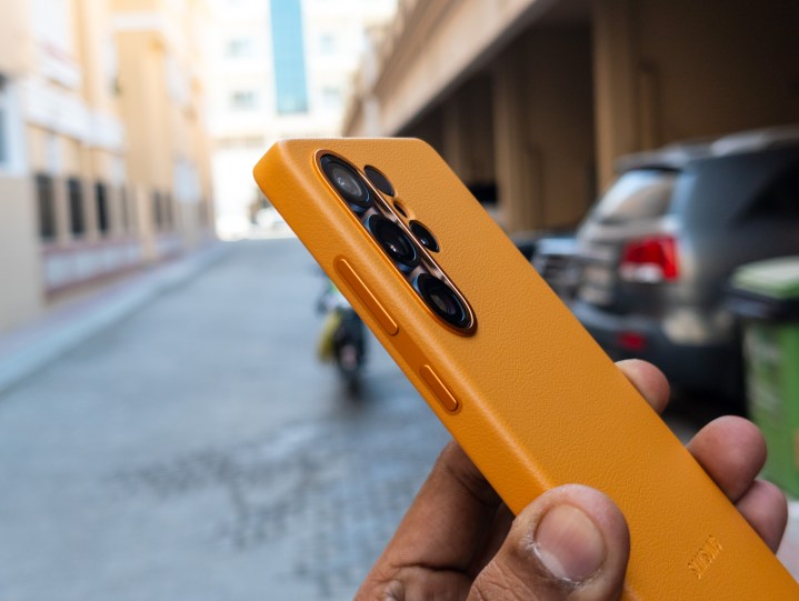 The side buttons of the Galaxy S25 Ultra Kindsuit Leather Case in Camel in the hand