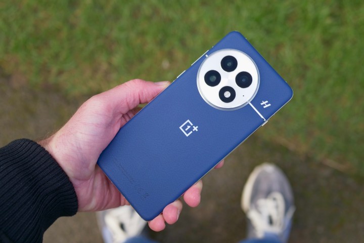 A person holding the OnePlus 13.