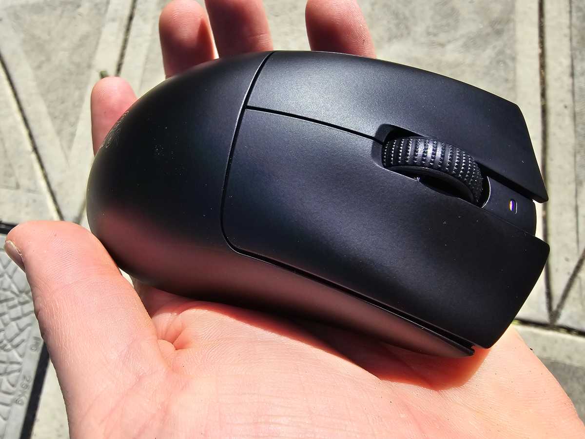 alt text: The Razer DeathAdder V3 Hyperspeed has a high hump on the left that raises your trigger finger ready to fire.