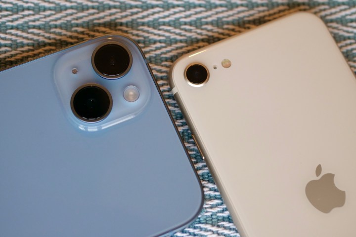 Close-up of the iPhone SE 2022 and iPhone 14 Plus camera modules.