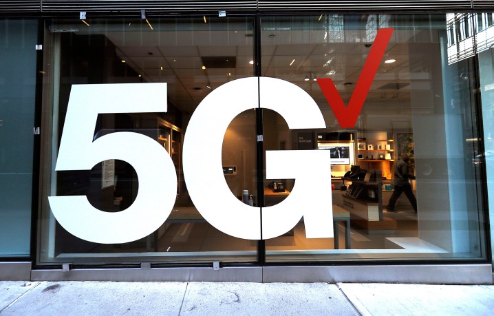 alt: A Verizon store displaying a 5G network sign.