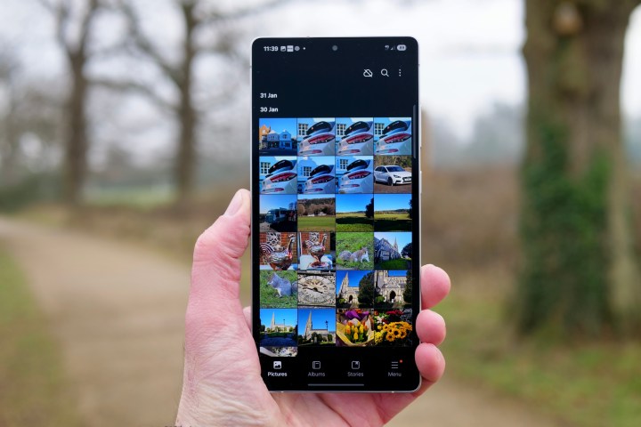 A person holding the Samsung Galaxy S25 Ultra.