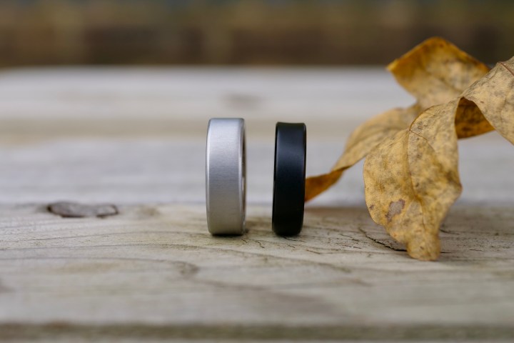 Alt: Close-up comparison of the Oura Ring 4 and RingConn Gen 2, showcasing their designs and thicknesses.