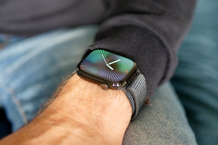 A person wearing the aluminum Apple Watch Series 10.