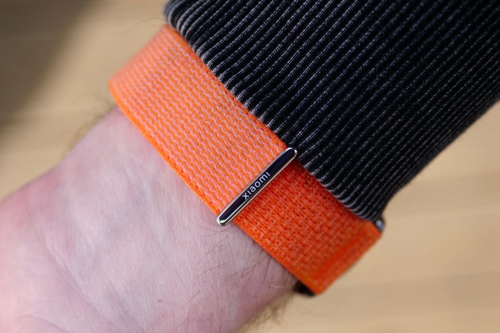 Alt:  Close-up view of the Xiaomi Watch S4's display showing a notification.