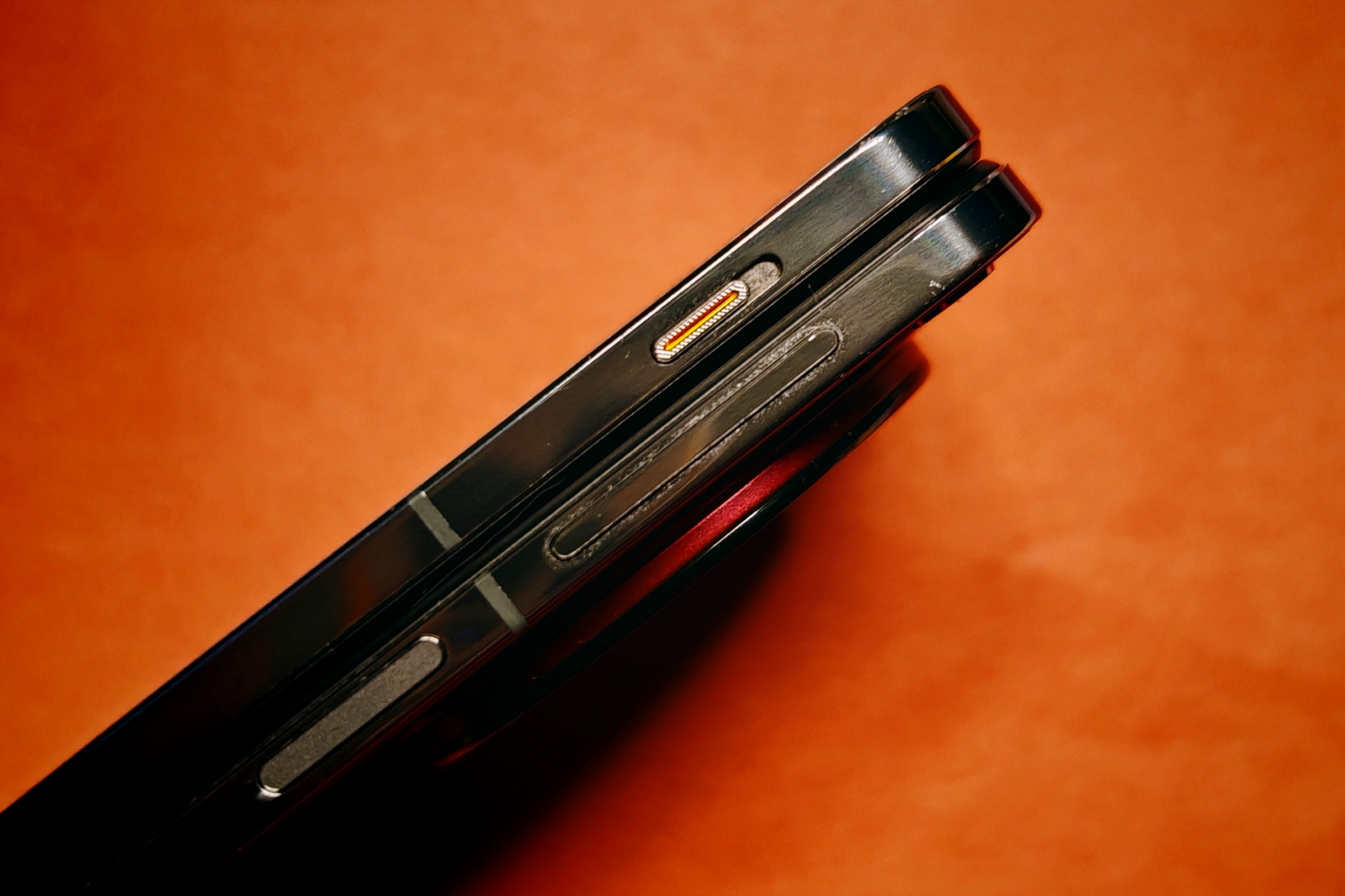 Alternative text:  Close-up of the alert slider on a OnePlus Open Apex Edition smartphone.