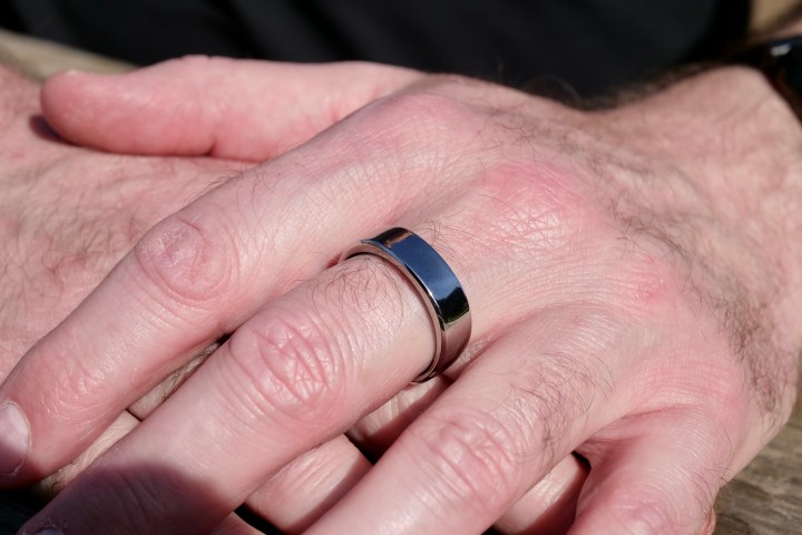 alt: A person wearing the RingConn Gen 2 Air smart ring.