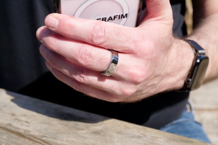 alt: A person wearing the RingConn Gen 2 Air smart ring on their finger.