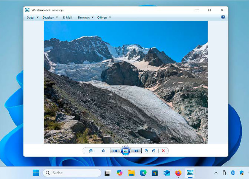 alt text: Classic Windows Photo Viewer interface displaying an image.  The caption emphasizes its efficiency for browsing image collections compared to later apps.