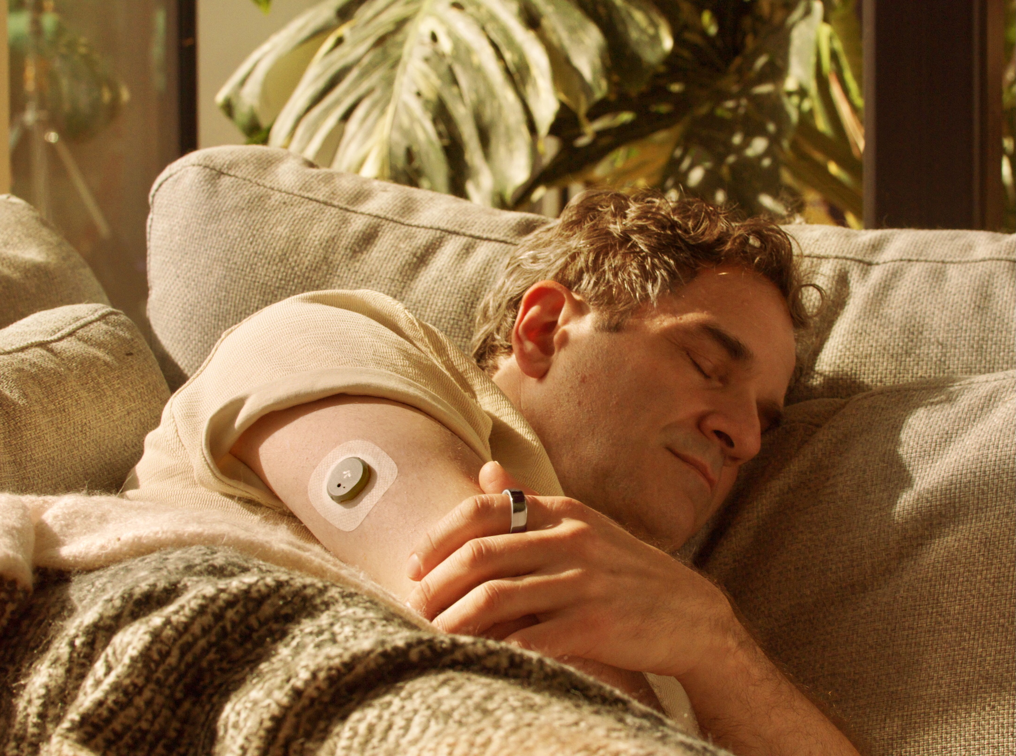 A promotional image for the Oura Ring highlighting the app interface