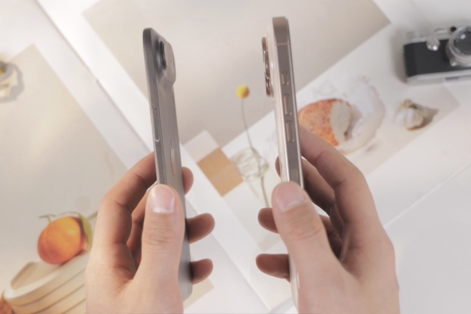 alt text: A side-by-side comparison of the iPhone 17 Air and the iPhone 16 Pro Max, highlighting the significant difference in thickness.