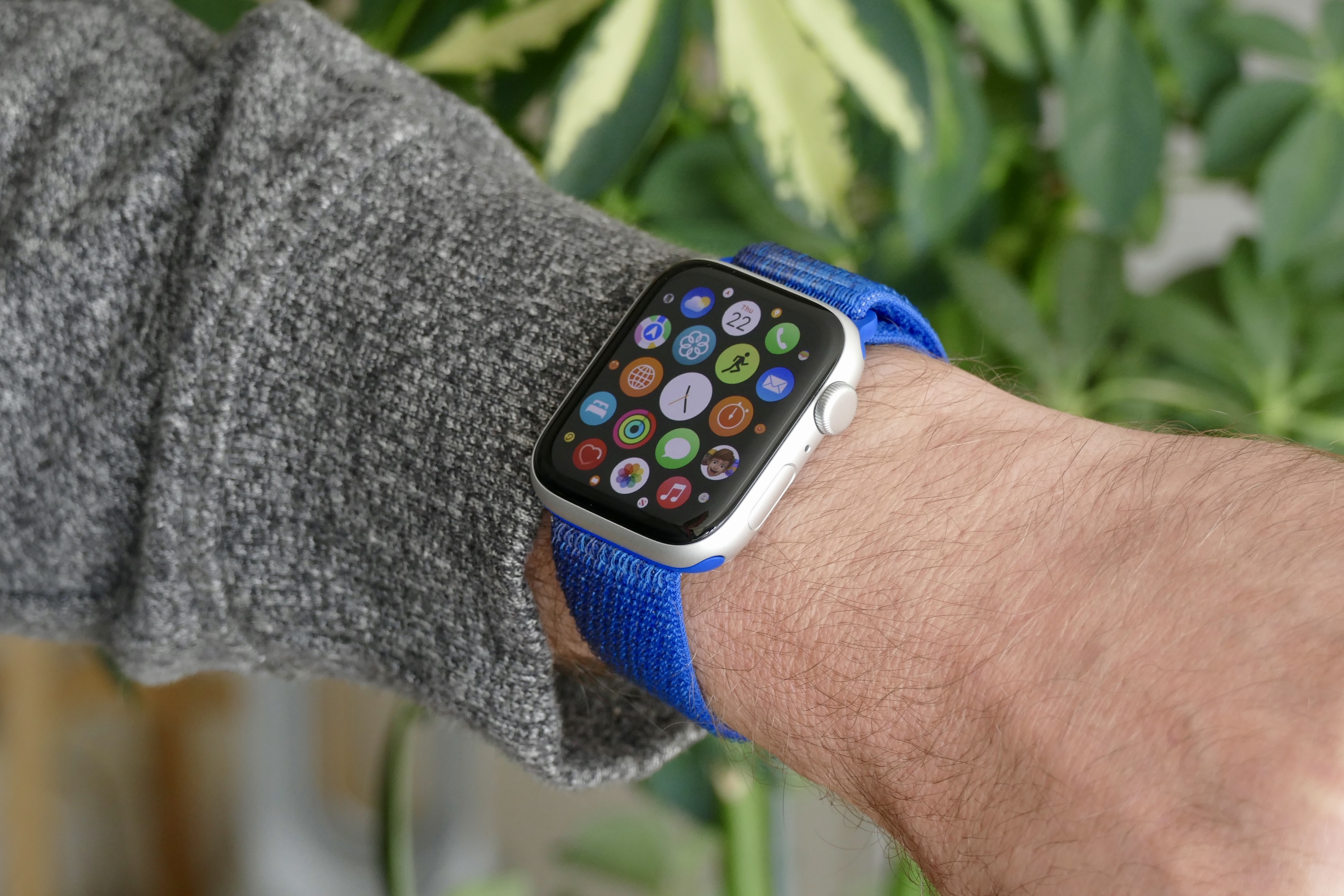 alt text: A close-up view of various apps displayed on the Apple Watch SE 2.
