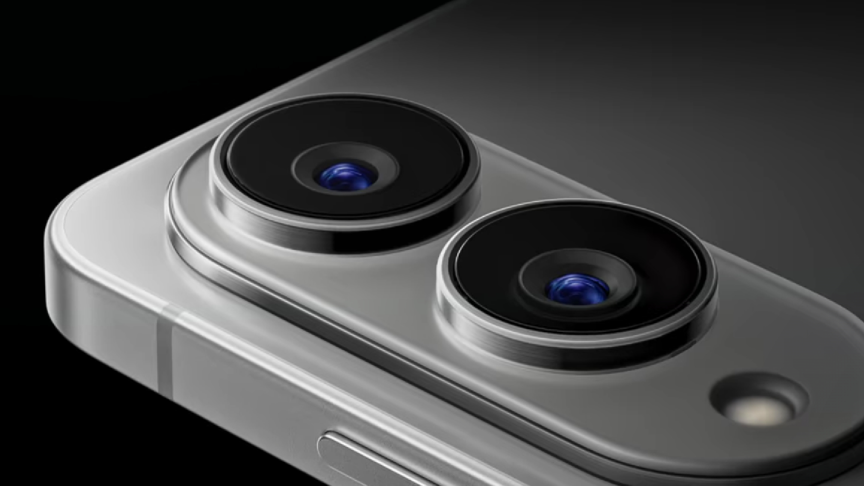 Close-up of the two rear cameras on the Samsung Galaxy S25 Edge