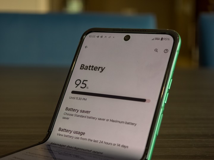 alt: The Motorola Razr 2025 displaying the battery settings menu, showing the remaining battery percentage.