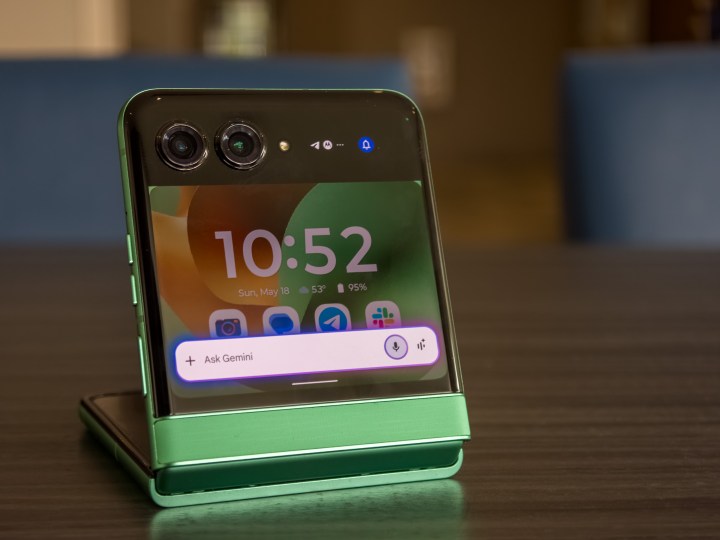 alt: The Motorola Razr 2025's cover display showcasing the Gemini AI interface.