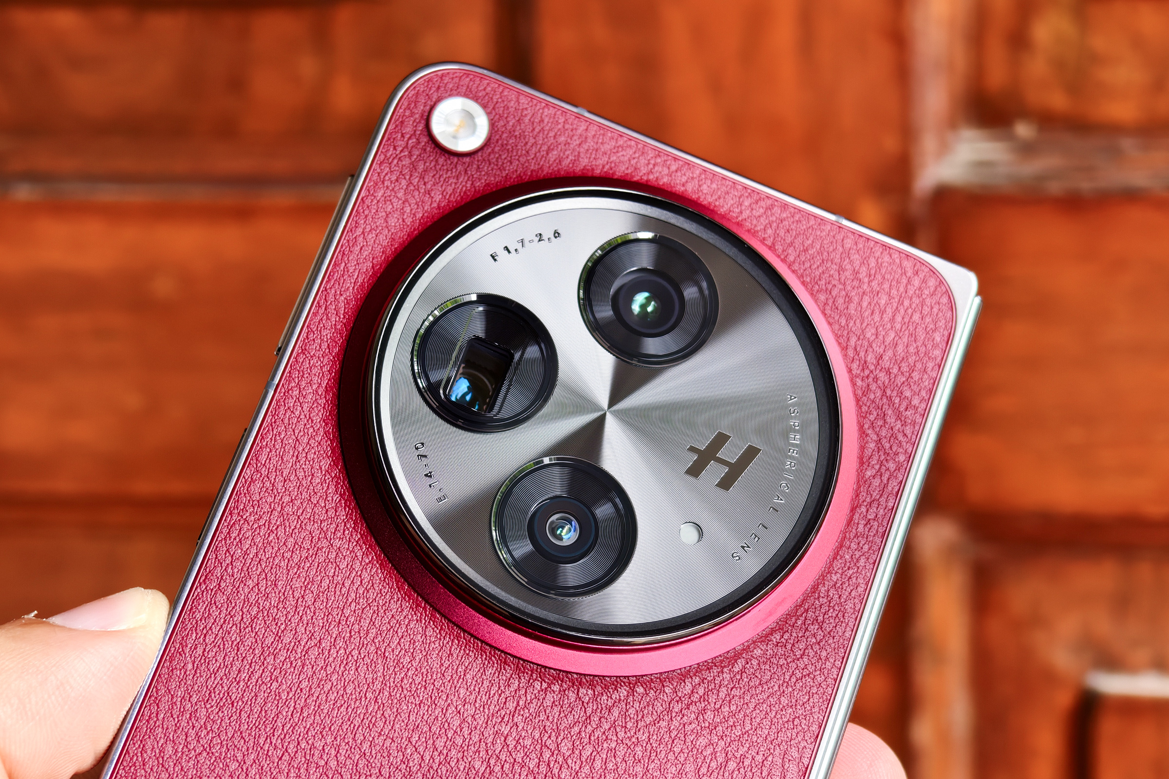 Detailed view of the OnePlus Open's impressive triple camera module, a strong book-style foldable alternative to the Motorola Razr 2025.