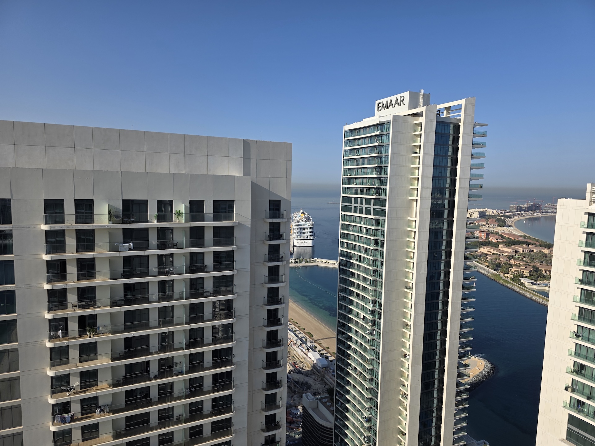 Comparison of a 1x photo taken with Galaxy S25 Ultra (left) and iPhone 16 Pro (right) in Dubai.