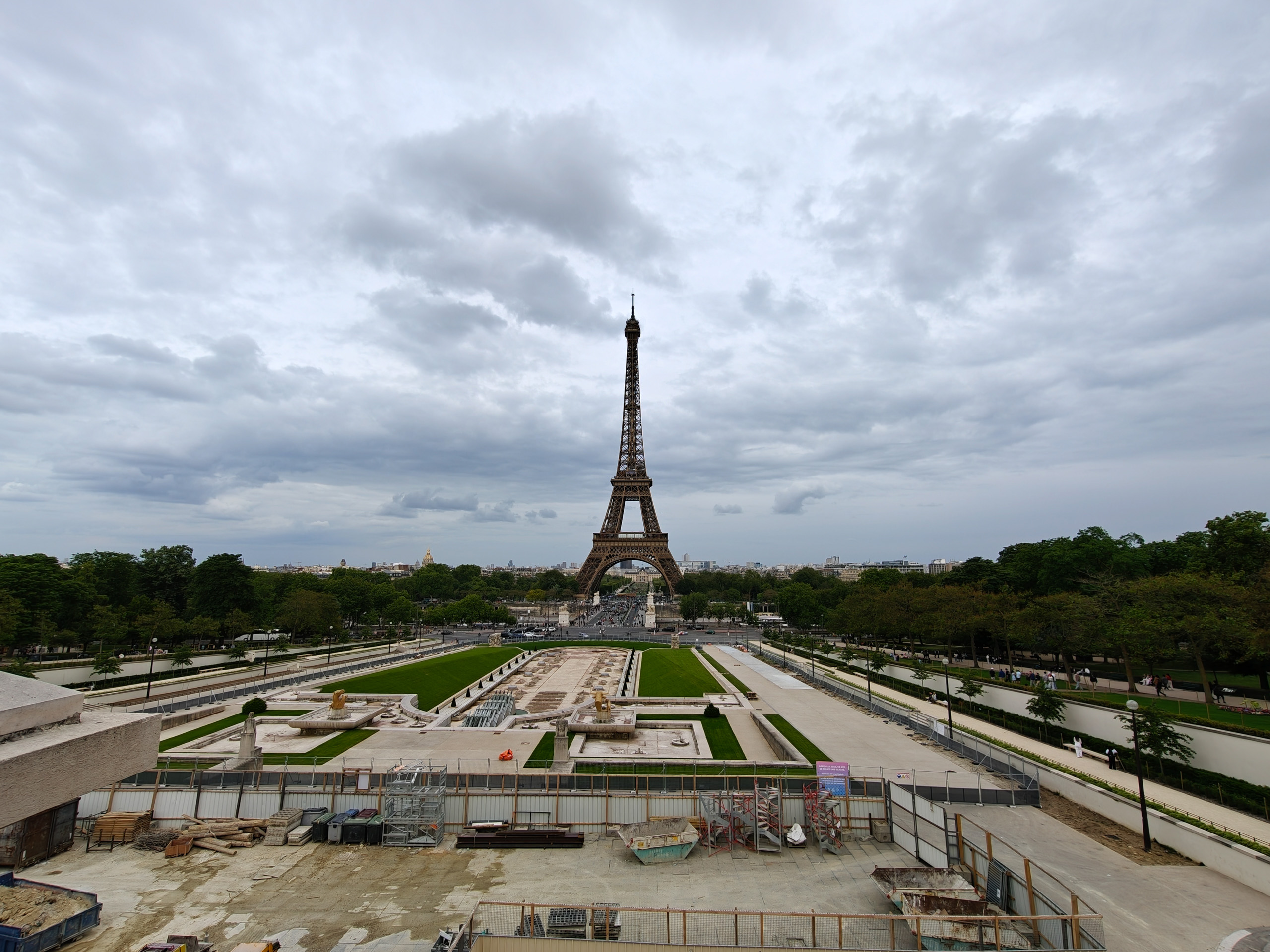 Ultrawide photo of the Eiffel Tower taken with the Oppo Find X8 Ultra.