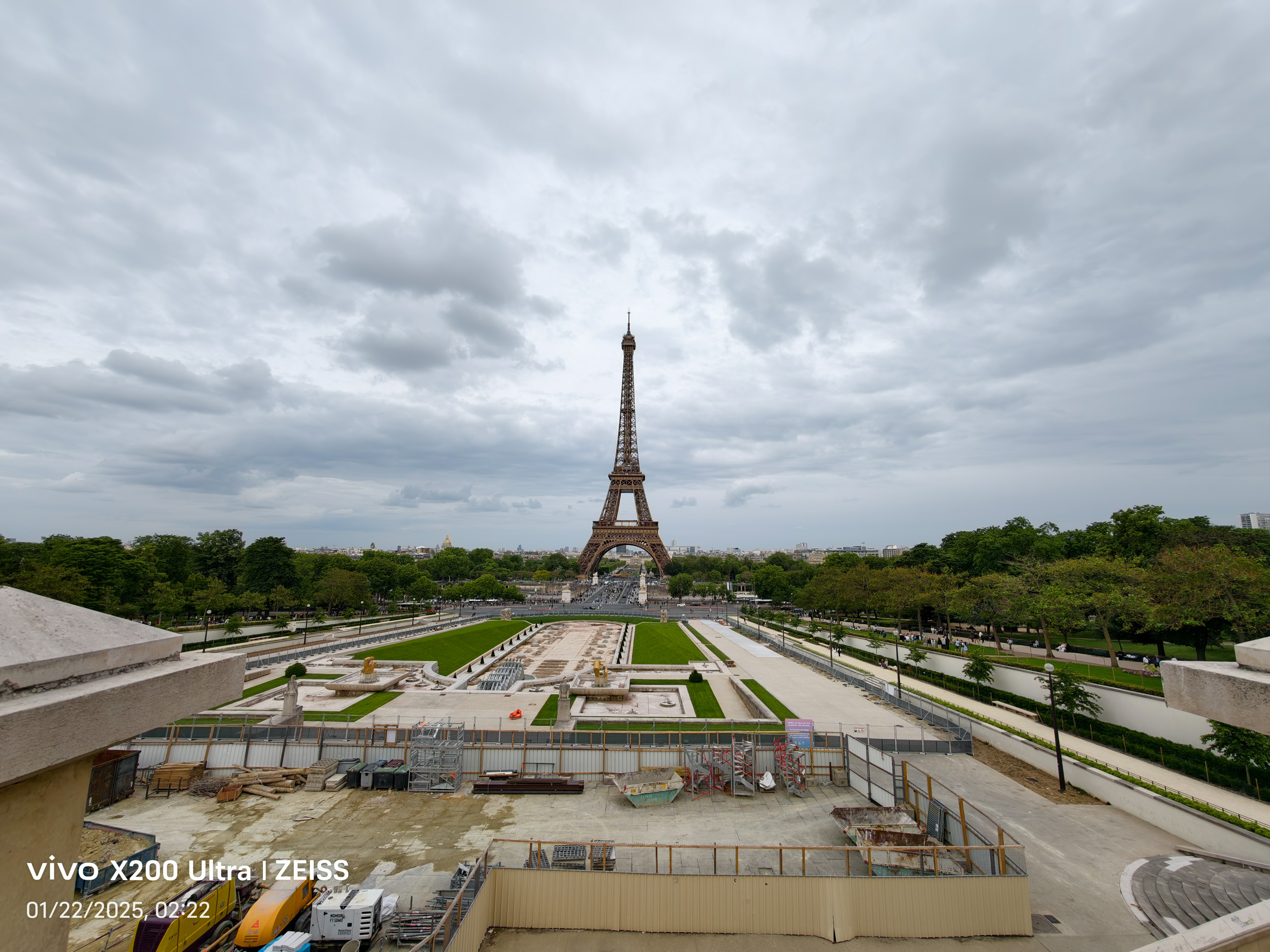 Vivo X200 Ultra ultrawide photo of the Eiffel Tower.
