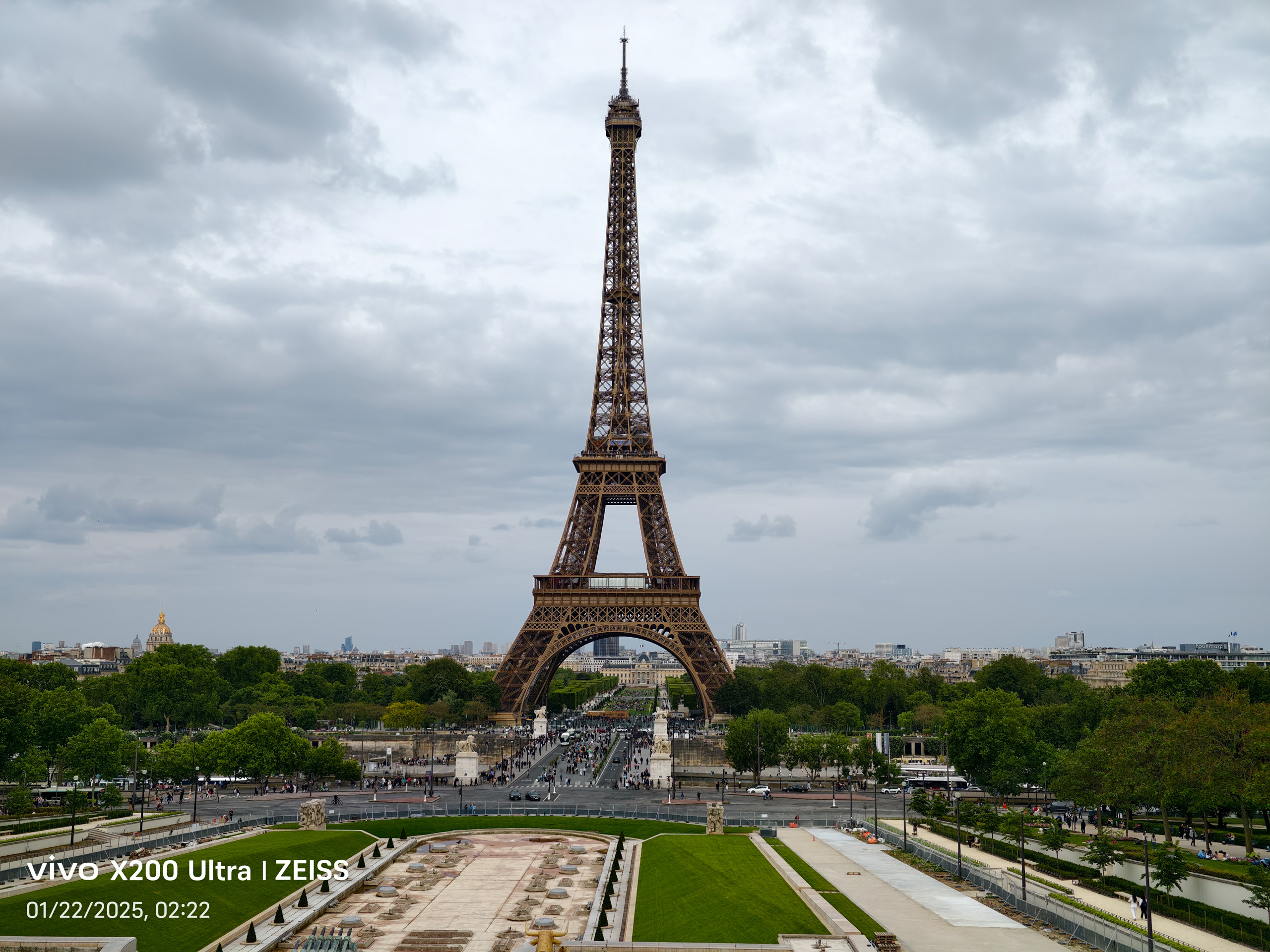 Vivo X200 Ultra 1x image of the Eiffel Tower.