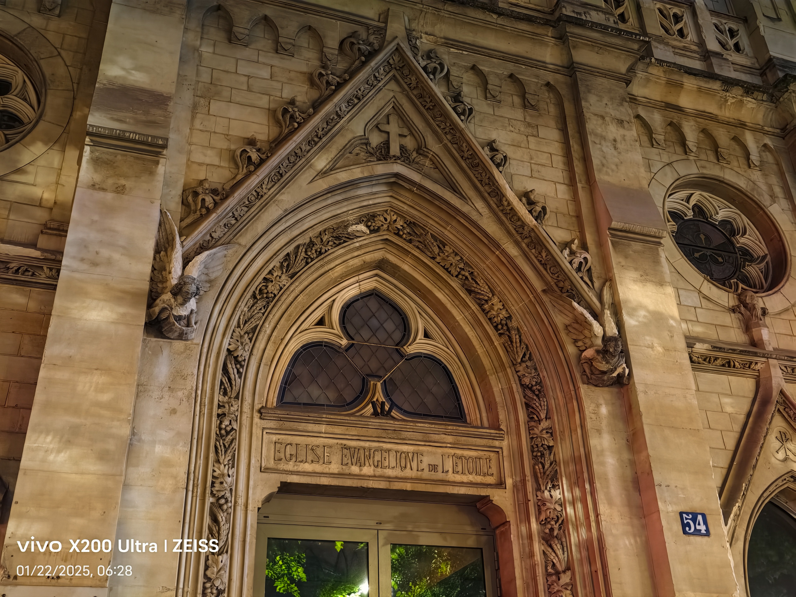 Vivo X200 Ultra 1x night shot capturing detail but with imbalanced light.