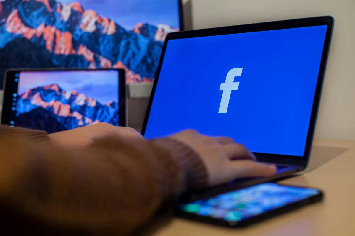  Facebook