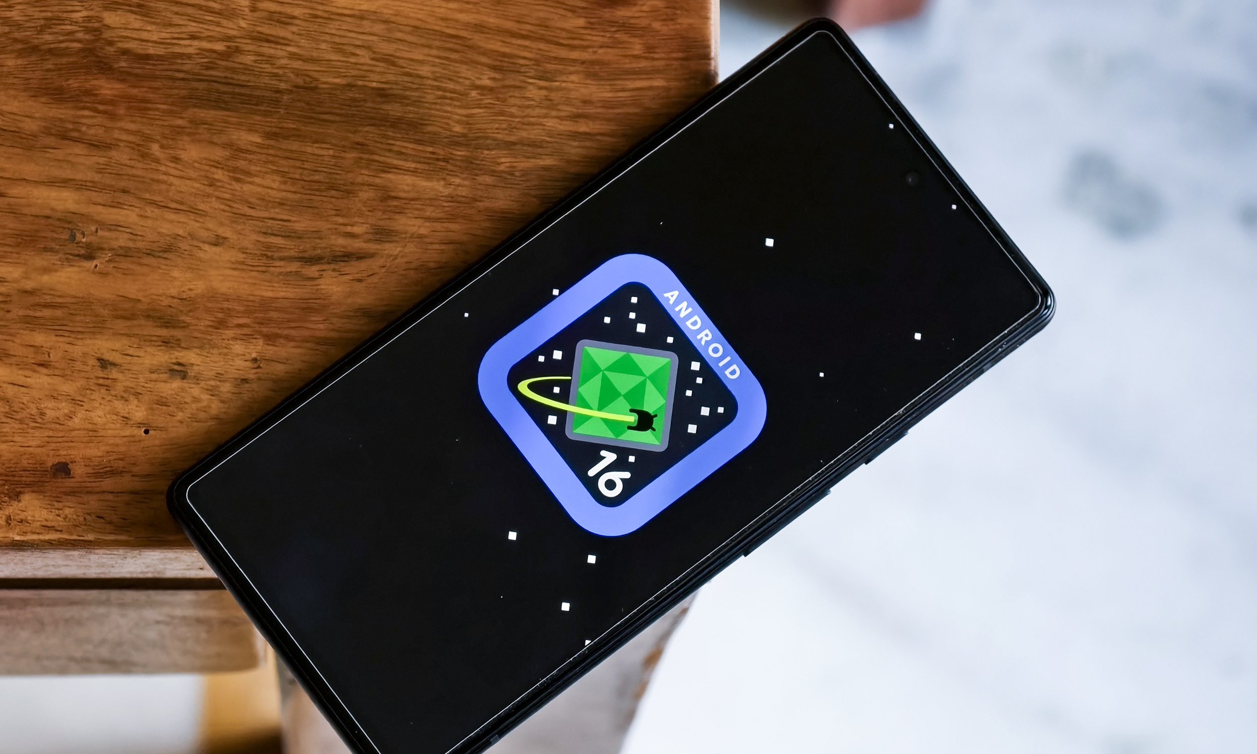 Android 16 logo on Google Pixel 6a.