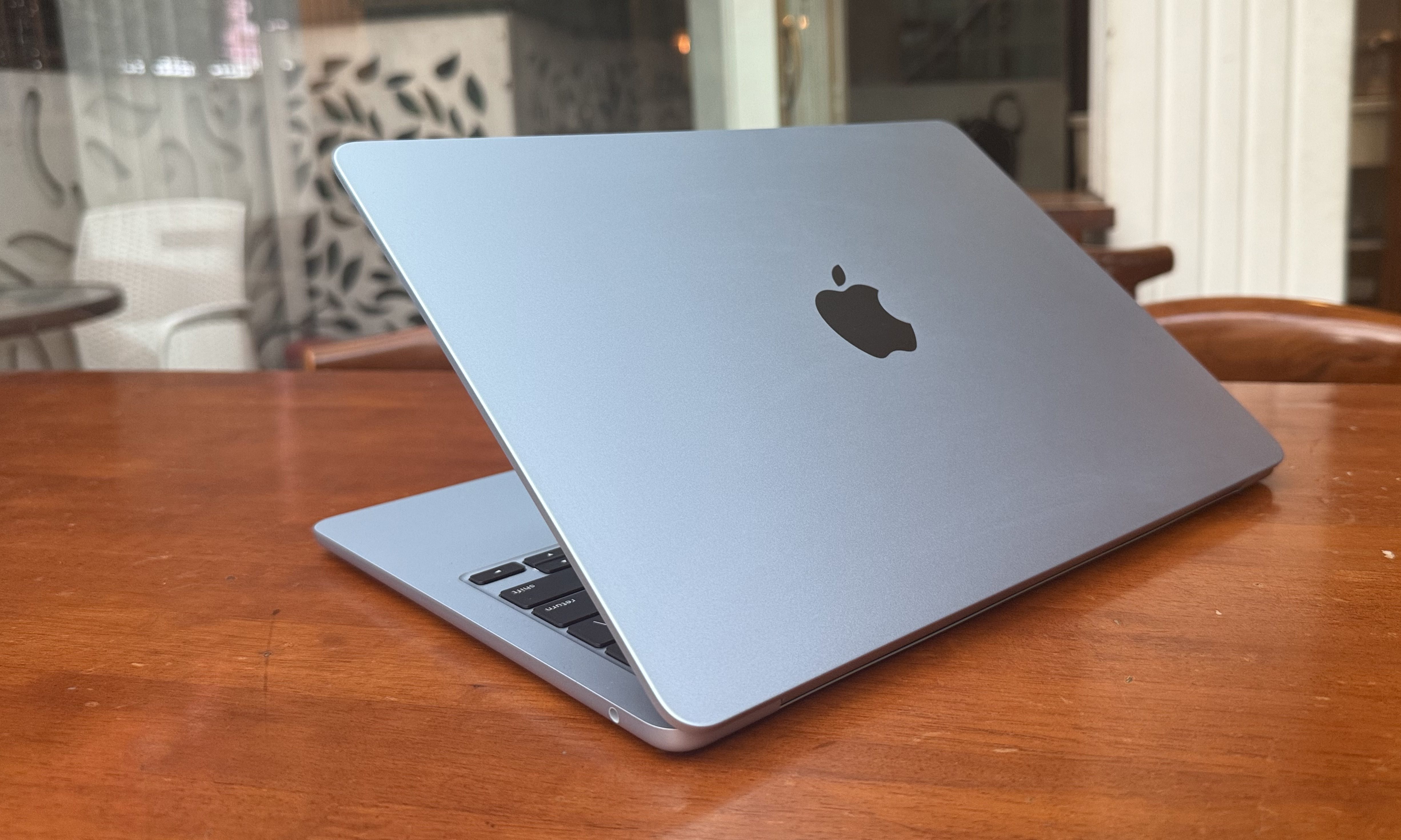 Rear view of a sleek M4 MacBook Air lid, symbolizing areas where macOS 26 needs fundamental improvements.