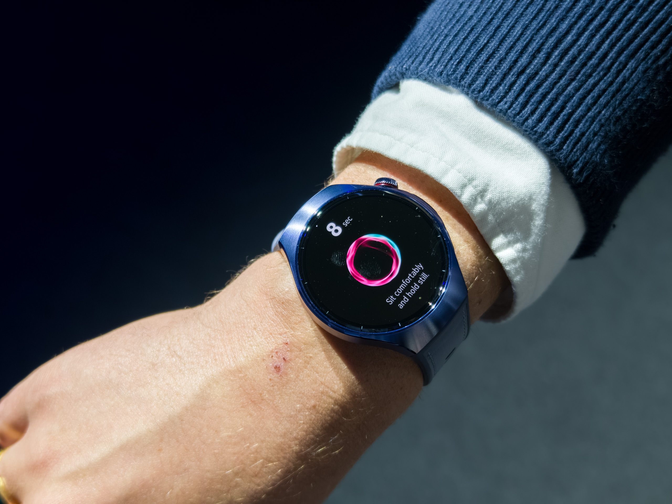 Alt: A user utilizing the 60-second health check feature on the Huawei Watch 5 smartwatch.