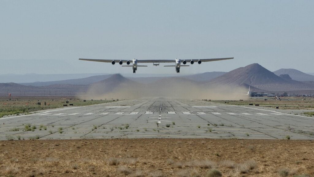 Image: Stratolaunch's Roc aircraft carrying Talon-A