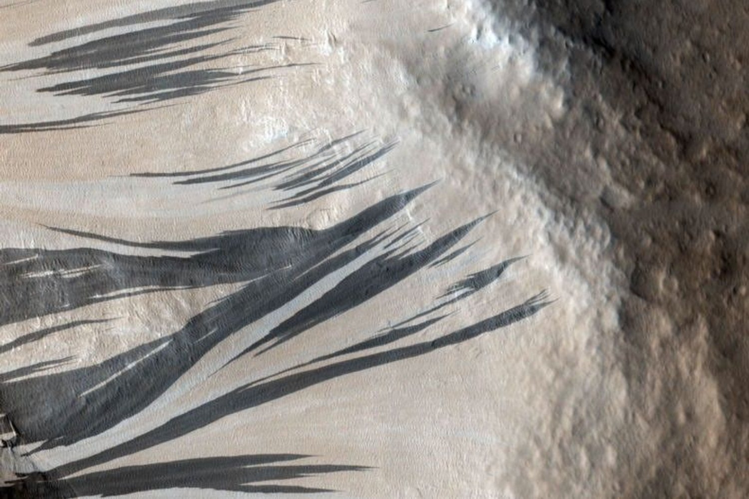 AI Study: Martian Streaks Are Likely Dust, Not Water