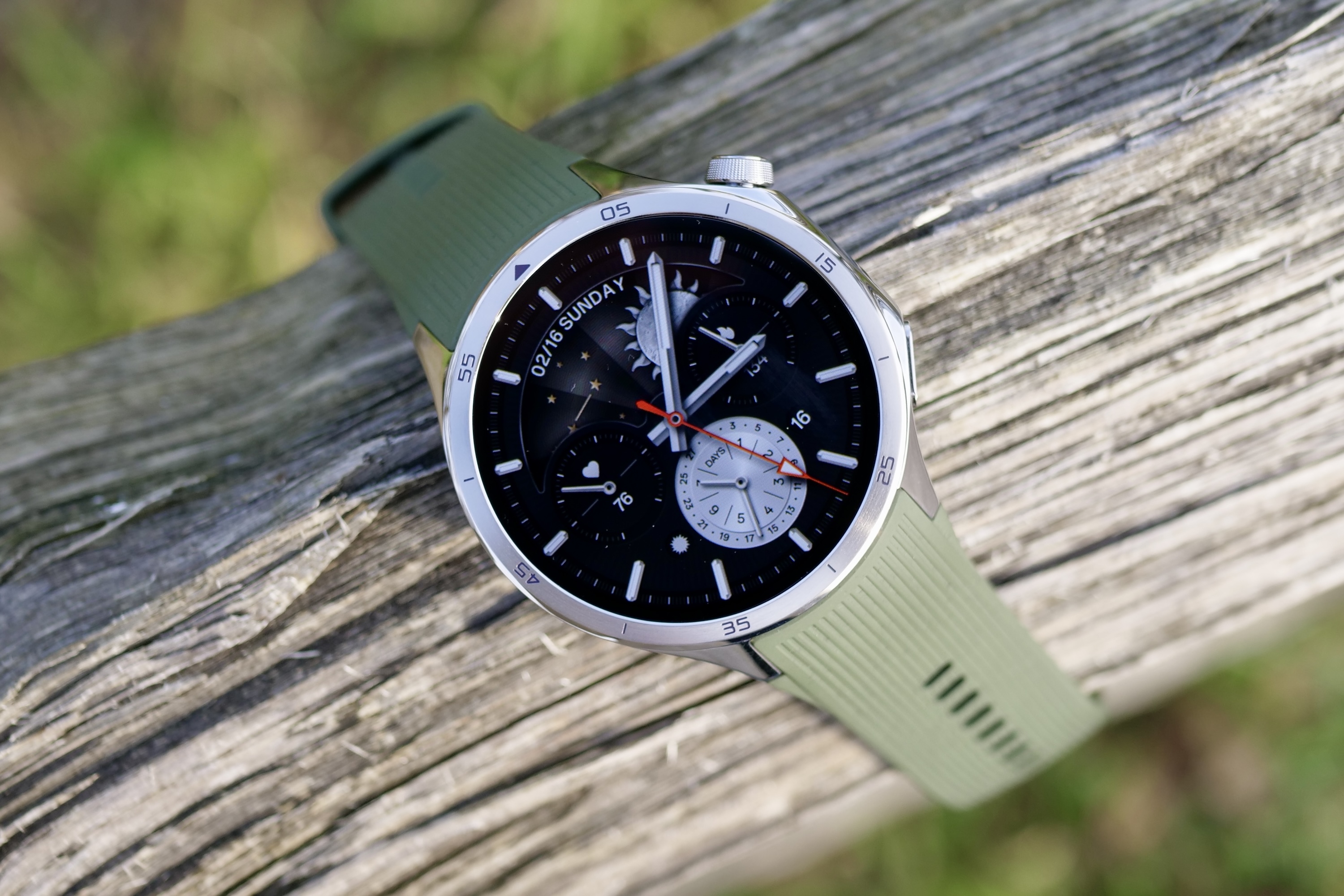 The OnePlus Watch 3 seen from the top.
