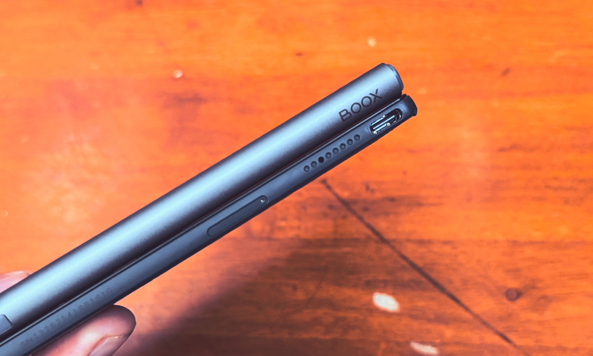 Side profile view highlighting the slim design of the Boox Go 7 E Ink tablet next to its stylus.