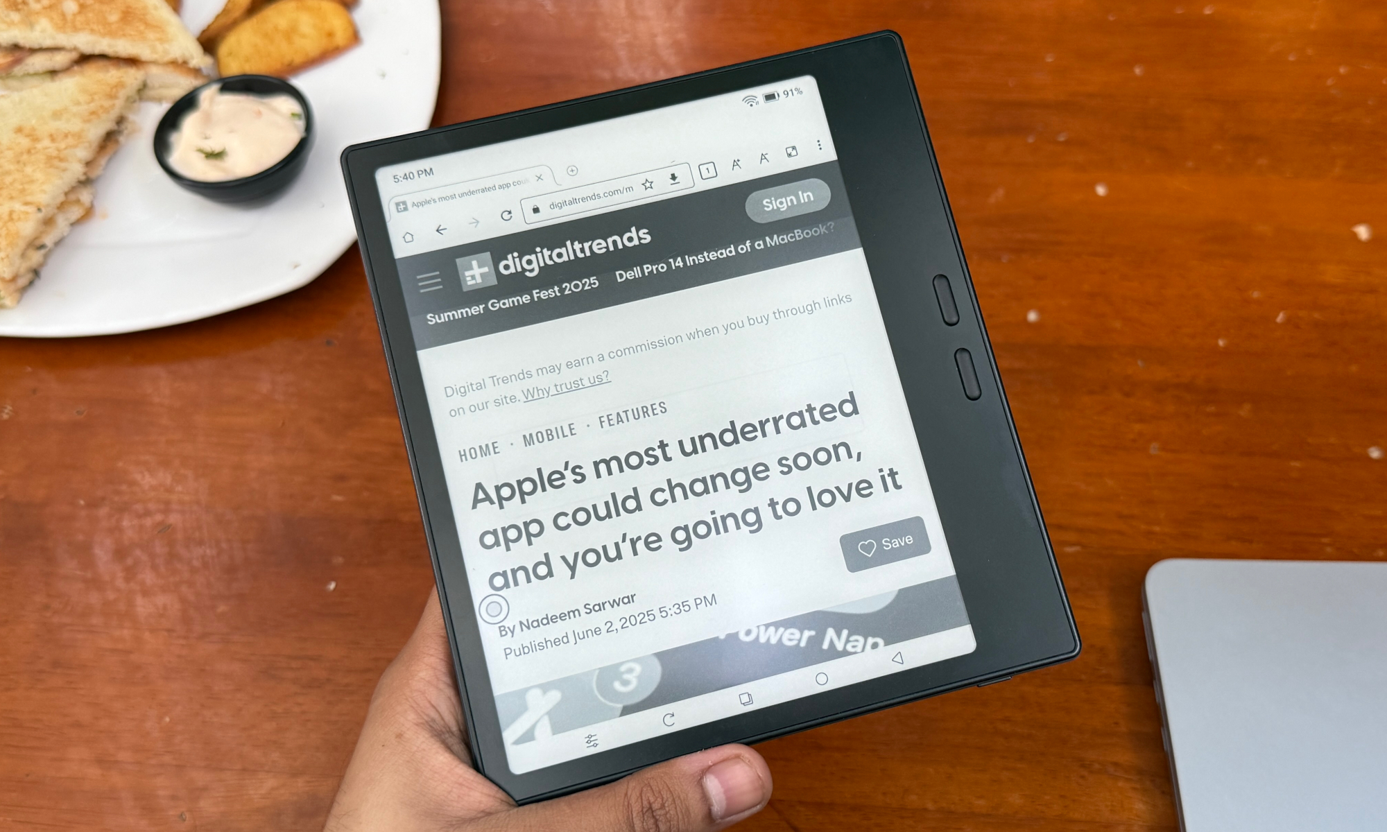 User holding the lightweight Boox Go 7 E Ink tablet, displaying a web article clearly on its screen.