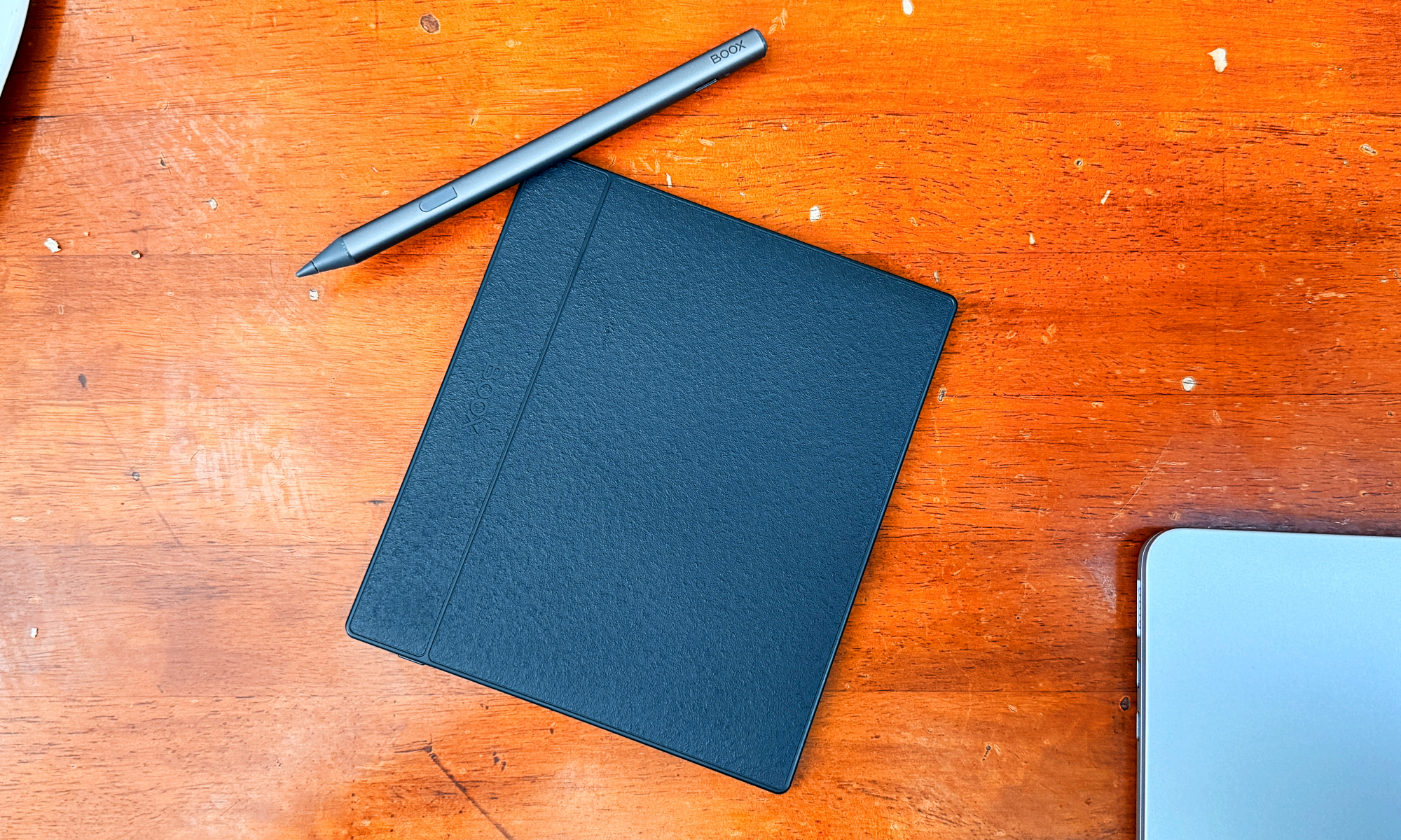 Close-up of the Boox Go 7 E Ink tablet with its stylus, showcasing its matte E Ink screen surface.