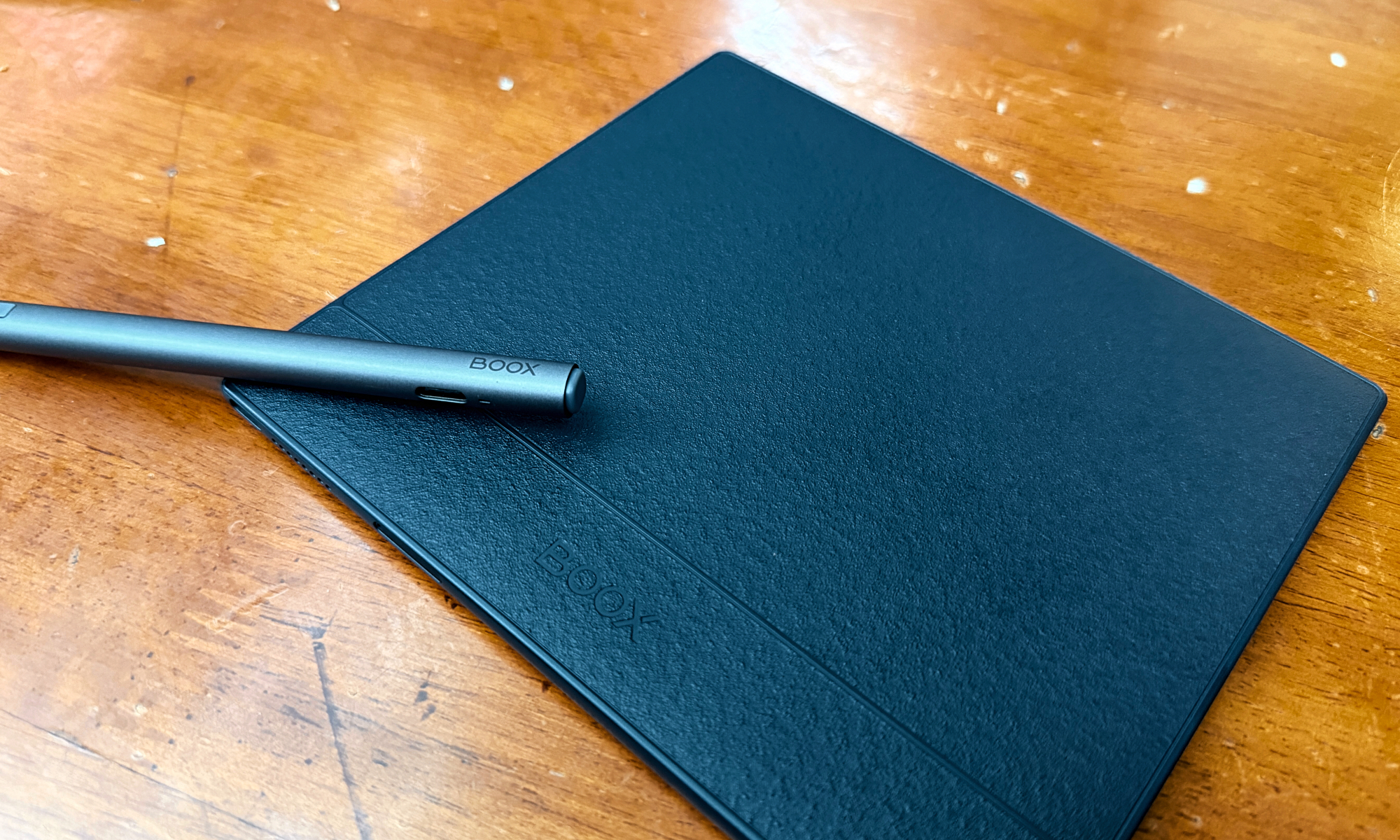 The Boox Pen Plus stylus resting on the screen of the Boox Go 7 E Ink tablet, ready for note-taking.