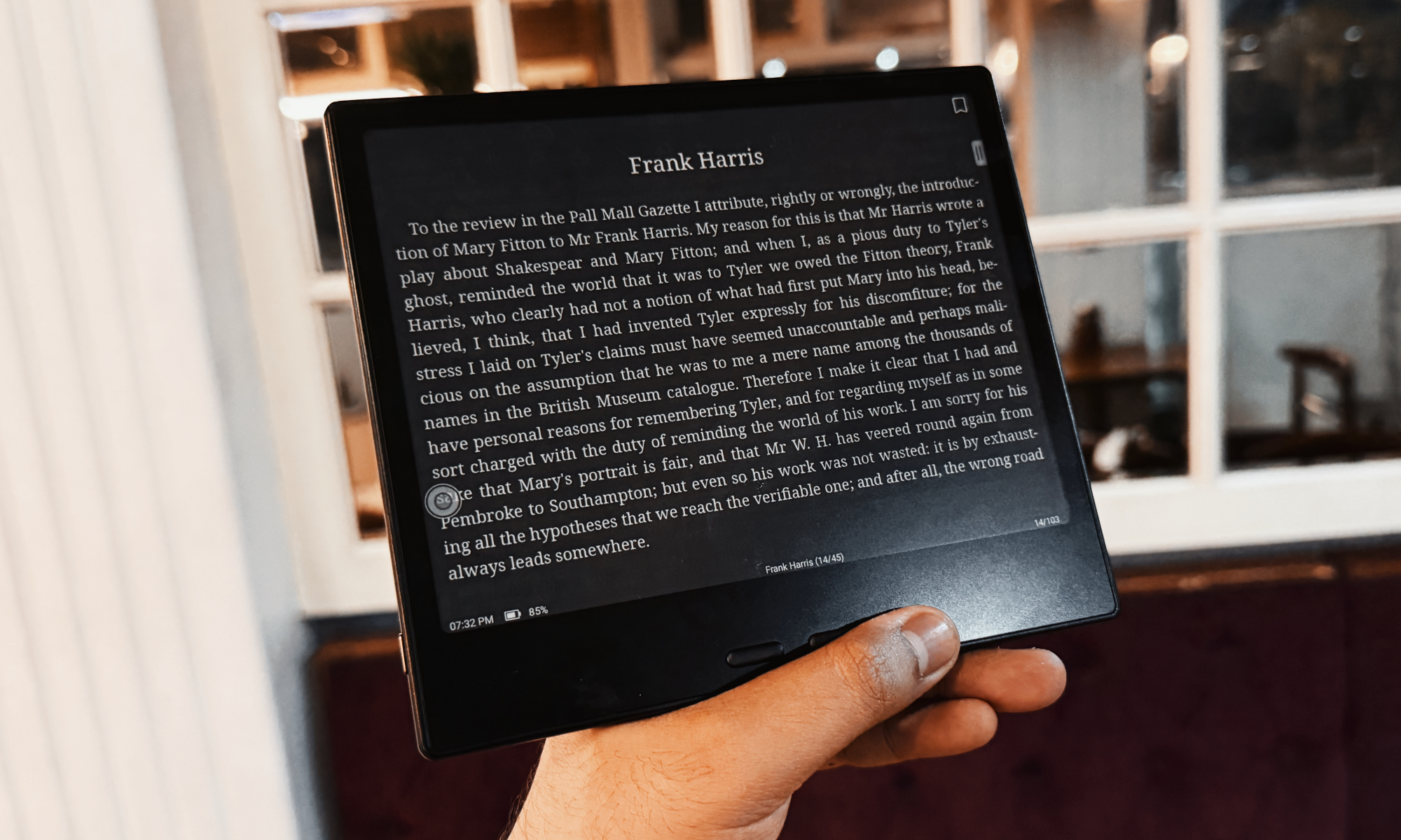 Boox Go 7 E Ink tablet displaying text in dark mode, offering a comfortable reading experience.