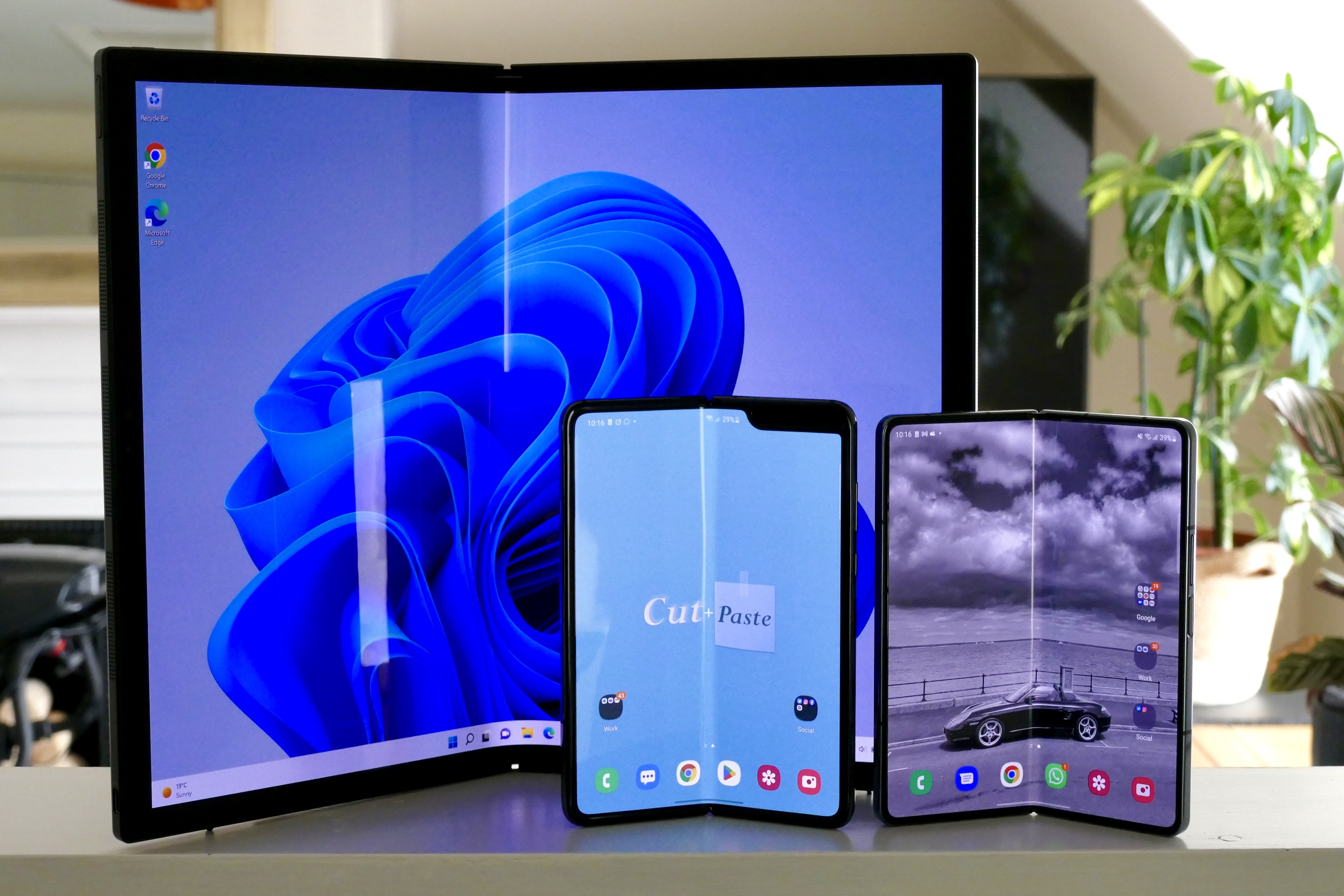 Comparison of various foldable devices including Asus Zenbook Fold 17 and Samsung Galaxy Folds, showcasing foldable market growth.
