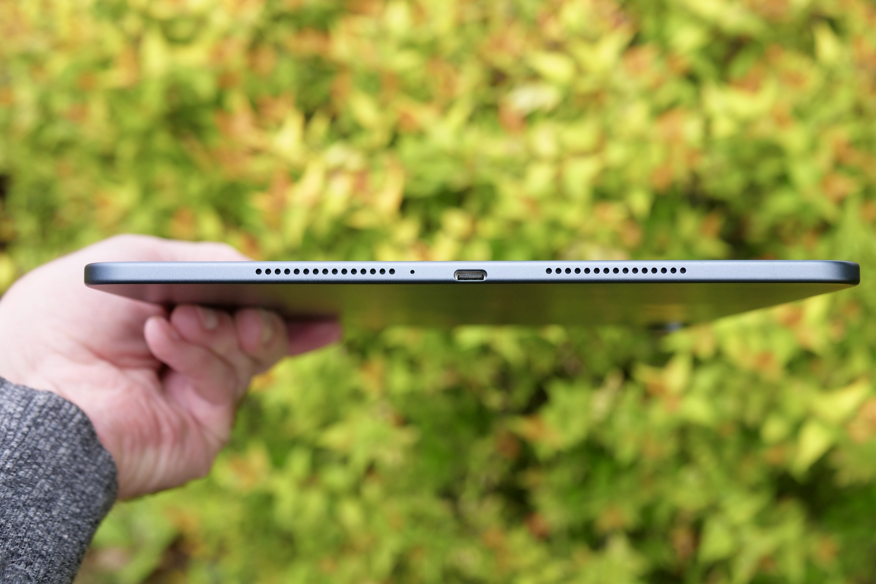 The OnePlus Pad 3 displaying its home screen, emphasizing its long-lasting battery for daily use.