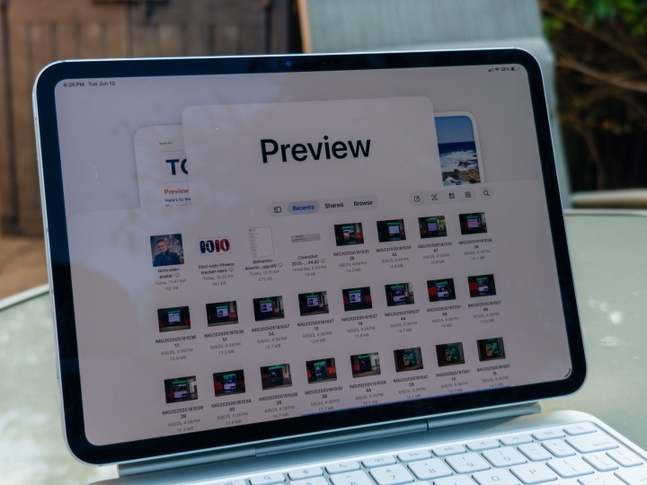 Demonstration of the new Preview app's capabilities in iPadOS 26 on an iPad Pro M4.