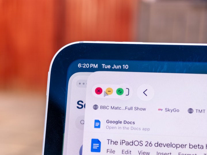 Corner snapping window management feature in iPadOS 26 for efficient split-screen views on iPad Pro.