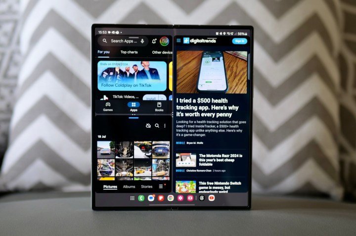 Demonstration of multitasking capabilities on the Samsung Galaxy Z Fold 6 inner display.
